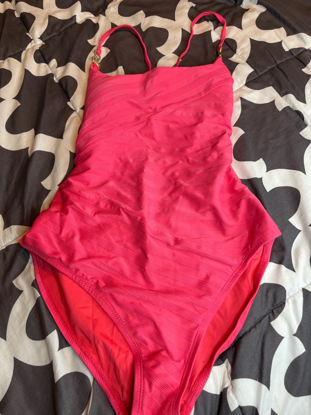 La Blanca Women’s Pink One Piece Swimsuit size 6…. Good condition.